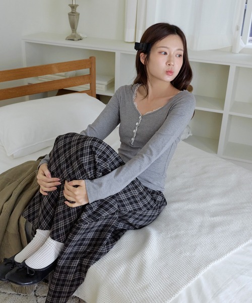 UNE MANSION（ユヌマンション）の「【2026AW新作アイテム】レースフリルポイントオープンUネックTシャツカットソー（Tシャツ/カットソー・レディース・グレー/ブラック/アイボリー・FREE）」の20枚目の写真