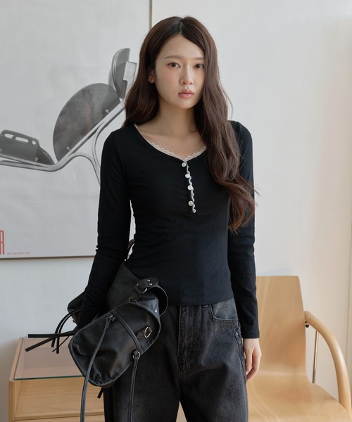 UNE MANSION（ユヌマンション）の「【2026AW新作アイテム】レースフリルポイントオープンUネックTシャツカットソー（Tシャツ/カットソー・レディース・グレー/ブラック/アイボリー・FREE）」の11枚目の写真