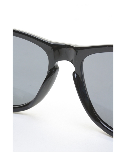 BEAMS（ビームス）の「OAKLEY  / Frogskins ポリッシュド（サングラス・メンズ・ブラック/ライトブラウン・ONE SIZE）」の4枚目の写真