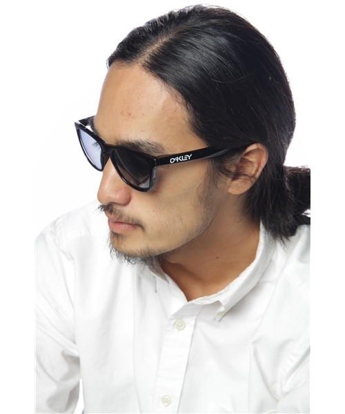 BEAMS（ビームス）の「OAKLEY  / Frogskins ポリッシュド（サングラス・メンズ・ブラック/ライトブラウン・ONE SIZE）」の3枚目の写真
