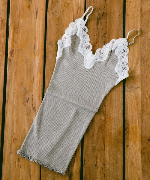 A part by（アパートバイ）の「【シルク混率アップ】シルクコットンレースキャミソール　762584（キャミソール・レディース・ライトグレー/ブラック/オフホワイト/グレー・FREE）」の4枚目の写真