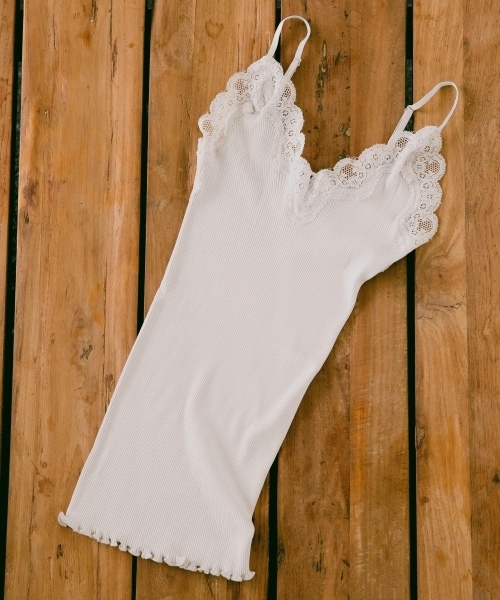 A part by（アパートバイ）の「【シルク混率アップ】シルクコットンレースキャミソール　762584（キャミソール・レディース・ライトグレー/ブラック/オフホワイト/グレー・FREE）」の3枚目の写真