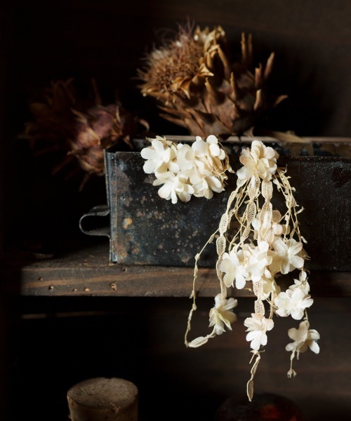 小花のアシンメトリーピアス（ピアス（両耳用））｜m.soeur（エムスール）