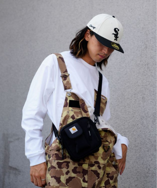 Carhartt WIP（カーハートダブリューアイピー）の「Carhartt WIP/カーハートダブリューアイピー ショルダーバック 撥水バッグ ESSENTIALS BAG SMALL I006285（ショルダーバッグ・メンズ・ブラウン/ネイビー/ブラック/レッド/マルチ/グリーン系その他/ベージュ/ネイビー系/カモフラージュ/グレー/アーミー/グリーン系その他2/ブラック系その他/ライトブラウン・FREE）」の3枚目の写真