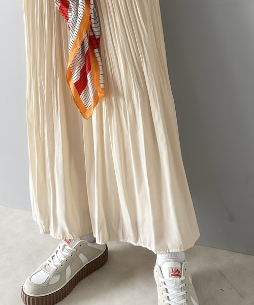 classicalelf（クラシカルエルフ）の「落ち感、綺麗。一目置かれる魅惑のプリーツスカート（スカート・レディース・ブラック/モカ/グレー系その他/グレー系その他2/アイボリー/ホワイト系その他・MEDIUM/X-LARGE）」の9枚目の写真