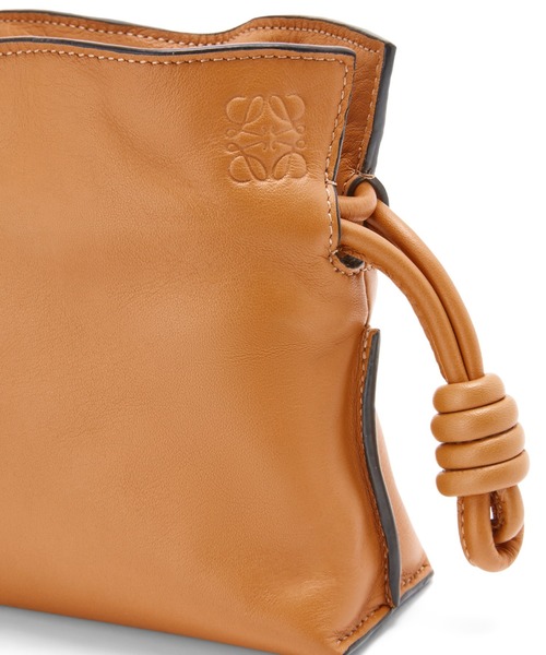 LOEWE（ロエベ）の「フラメンコクラッチ ナノ (ナパカーフ)（クラッチバッグ・レディース・ホワイト/レッド/ライトグリーン/タン/マスタード/クリアレッド/ライトピンク/ダークカーキ・XXS）」の16枚目の写真