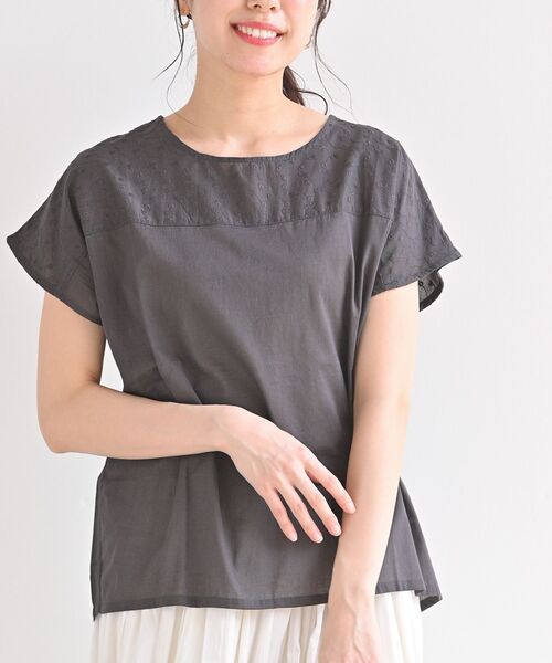 rps（アールピーエス）の「コットンボイル刺繍生地ブラウス（シャツ/ブラウス・レディース・ブラック/オフホワイト/ライトカーキ/チャコールグレー・M-L/M）」の4枚目の写真