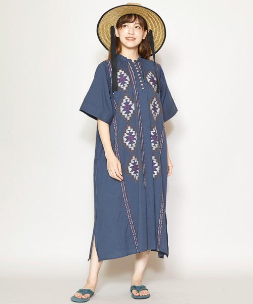 チャイハネ（チャイハネ）の「【チャイハネ】カフタンワンピース（ワンピース・レディース・ホワイト/ブルー/マスタード・FREE）」の2枚目の写真