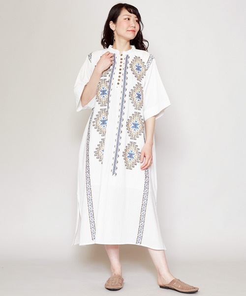 チャイハネ（チャイハネ）の「【チャイハネ】カフタンワンピース（ワンピース・レディース・ホワイト/ブルー/マスタード・FREE）」の4枚目の写真