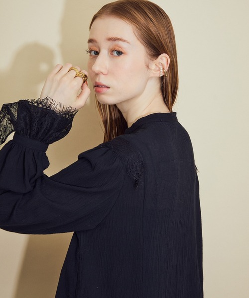 MADEMOISELLE ROPE'（マドモアゼル ロペ）の「<春まで使える>袖レースエアリーチュニックブラウス（シャツ/ブラウス・レディース・ブラック/ホワイト・38）」の10枚目の写真