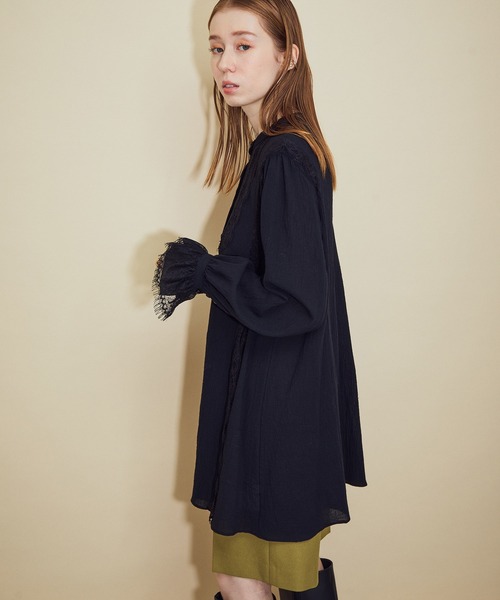 MADEMOISELLE ROPE'（マドモアゼル ロペ）の「<春まで使える>袖レースエアリーチュニックブラウス（シャツ/ブラウス・レディース・ブラック/ホワイト・38）」の17枚目の写真