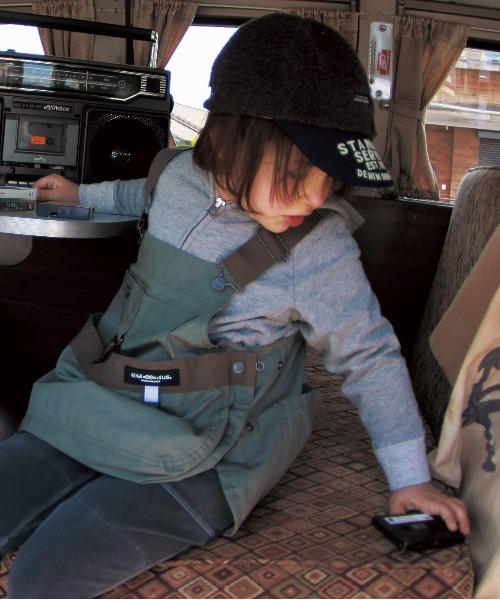 DENIM DUNGAREE（デニムダンガリー）の「ストレッチ裏毛 GRAMICCI(グラミチ) ジップアップパーカー（パーカー・キッズ・ライトカーキ・100/120）」の3枚目の写真