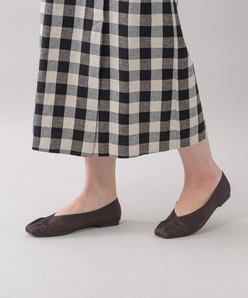 KATHARINE ROSS（キャサリンロス）の「【KATHARINE ROSS】〇フロントギャザーサテンバレエパンプス（パンプス・レディース・グリーン/ダークブラウン・LARGE/MEDIUM）」の2枚目の写真