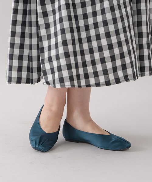 KATHARINE ROSS（キャサリンロス）の「【KATHARINE ROSS】〇フロントギャザーサテンバレエパンプス（パンプス・レディース・グリーン/ダークブラウン・LARGE/MEDIUM）」の4枚目の写真