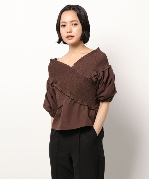 INGNI（イング）の「シャーリングクロス／ブラウス（シャツ/ブラウス・レディース・オフホワイト/ブラック/ブラウン/ピンク/ブラック系その他3・M）」の4枚目の写真