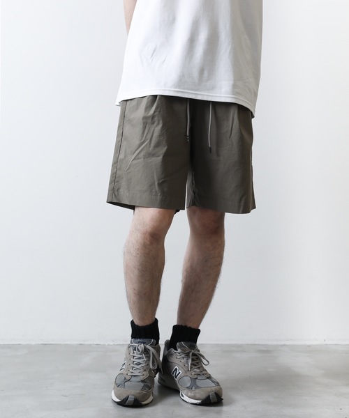 ATTACHMENT(アタッチメント)の「【 直営店・ZOZOTOWN限定 】タイプライタークロスオーバーストレッチショーツ / TYPEWRITER CROSSOVER STRETCH SHORTS(その他パンツ・メンズ・ライトグレー/ブラック/グレー系その他・2/3/1)」の1枚目の写真
