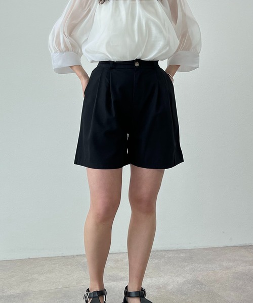 toucher du brise（トゥシェドブリーズ）の「フロントタック ショートパンツ（その他パンツ・レディース・ベージュ/ブラック・M）」の2枚目の写真