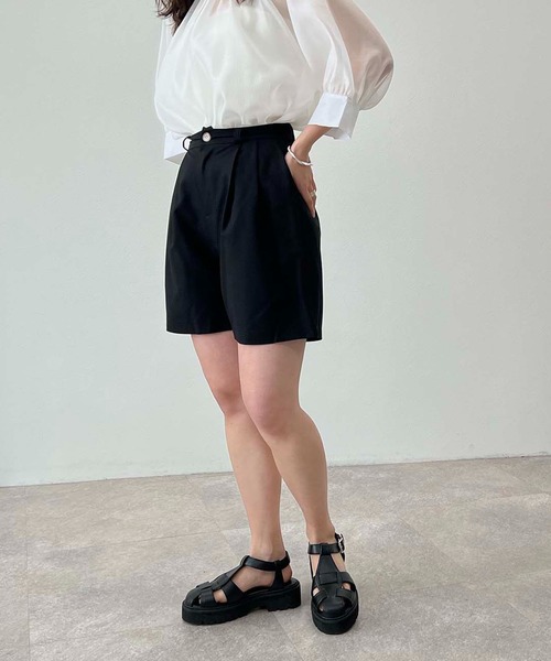 toucher du brise（トゥシェドブリーズ）の「フロントタック ショートパンツ（その他パンツ・レディース・ベージュ/ブラック・M）」の6枚目の写真