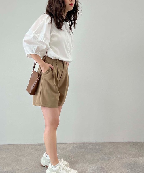 toucher du brise（トゥシェドブリーズ）の「フロントタック ショートパンツ（その他パンツ・レディース・ベージュ/ブラック・M）」の5枚目の写真