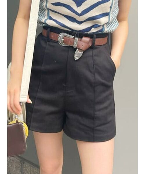 EVRIS（エヴリス）の「ピンタックストレッチショートパンツ（その他パンツ・レディース・ブラック/ベージュ・MEDIUM/SMALL）」の2枚目の写真