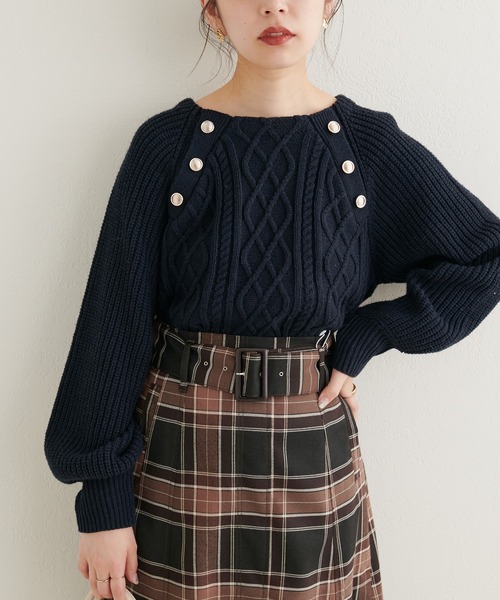 natural couture(ナチュラルクチュール)の「WEB限定/2022AWアイテム/レディーなスタイリングにおすすめ 釦デザインケーブルニット(ニット/セーター・レディース・ベージュ/ネイビー/ブラウン/オフホワイト/ブルー・FREE)」の5枚目の写真