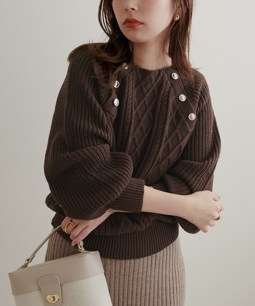 natural couture(ナチュラルクチュール)の「WEB限定/2022AWアイテム/レディーなスタイリングにおすすめ 釦デザインケーブルニット(ニット/セーター・レディース・ベージュ/ネイビー/ブラウン/オフホワイト/ブルー・FREE)」の3枚目の写真