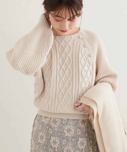 natural couture(ナチュラルクチュール)の「WEB限定/2022AWアイテム/レディーなスタイリングにおすすめ 釦デザインケーブルニット(ニット/セーター・レディース・ベージュ/ネイビー/ブラウン/オフホワイト/ブルー・FREE)」の2枚目の写真