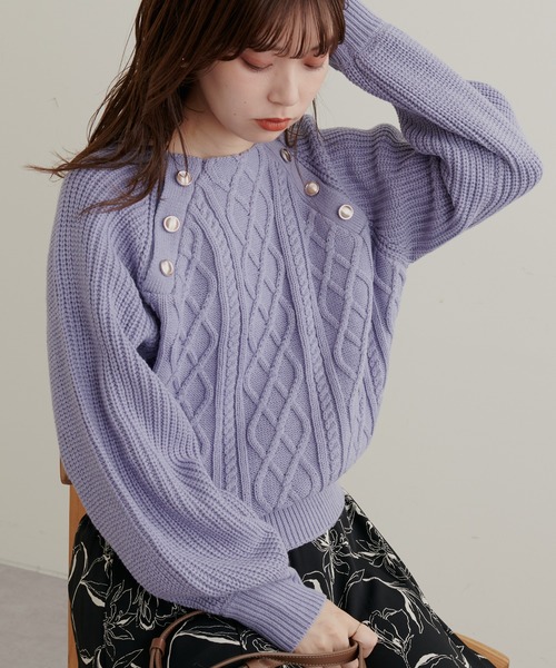 natural couture(ナチュラルクチュール)の「WEB限定/2022AWアイテム/レディーなスタイリングにおすすめ 釦デザインケーブルニット(ニット/セーター・レディース・ベージュ/ネイビー/ブラウン/オフホワイト/ブルー・FREE)」の1枚目の写真