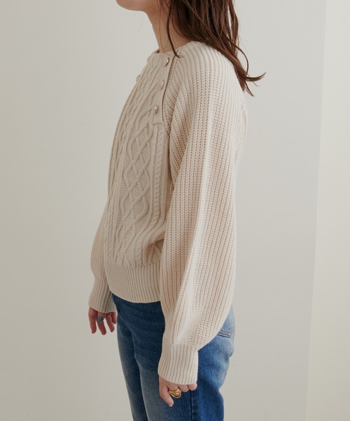 natural couture(ナチュラルクチュール)の「WEB限定/2022AWアイテム/レディーなスタイリングにおすすめ 釦デザインケーブルニット(ニット/セーター・レディース・ベージュ/ネイビー/ブラウン/オフホワイト/ブルー・FREE)」の13枚目の写真