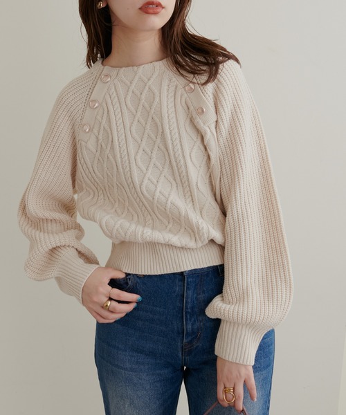 natural couture(ナチュラルクチュール)の「WEB限定/2022AWアイテム/レディーなスタイリングにおすすめ 釦デザインケーブルニット(ニット/セーター・レディース・ベージュ/ネイビー/ブラウン/オフホワイト/ブルー・FREE)」の14枚目の写真