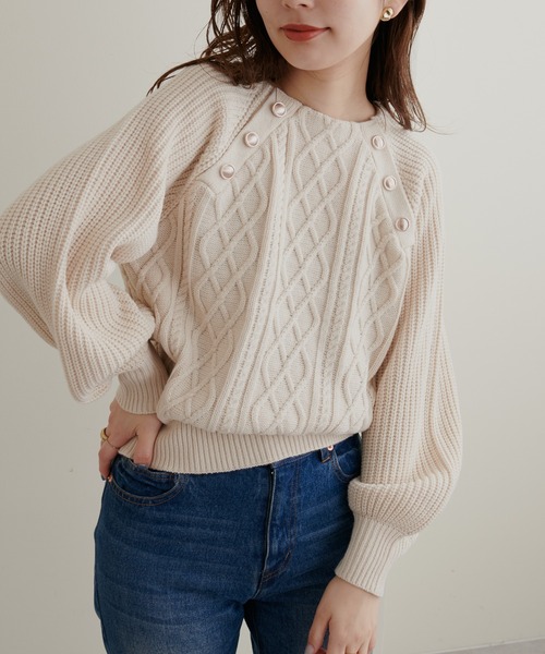 natural couture(ナチュラルクチュール)の「WEB限定/2022AWアイテム/レディーなスタイリングにおすすめ 釦デザインケーブルニット(ニット/セーター・レディース・ベージュ/ネイビー/ブラウン/オフホワイト/ブルー・FREE)」の18枚目の写真