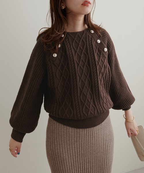 natural couture(ナチュラルクチュール)の「WEB限定/2022AWアイテム/レディーなスタイリングにおすすめ 釦デザインケーブルニット(ニット/セーター・レディース・ベージュ/ネイビー/ブラウン/オフホワイト/ブルー・FREE)」の22枚目の写真