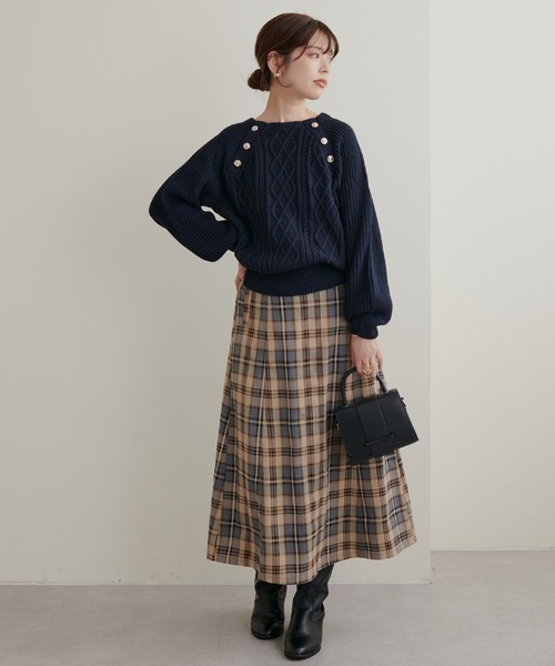 natural couture(ナチュラルクチュール)の「WEB限定/2022AWアイテム/レディーなスタイリングにおすすめ 釦デザインケーブルニット(ニット/セーター・レディース・ベージュ/ネイビー/ブラウン/オフホワイト/ブルー・FREE)」の20枚目の写真