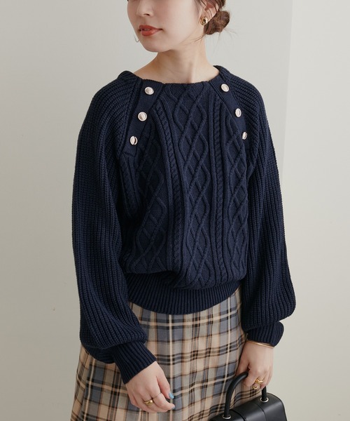 natural couture(ナチュラルクチュール)の「WEB限定/2022AWアイテム/レディーなスタイリングにおすすめ 釦デザインケーブルニット(ニット/セーター・レディース・ベージュ/ネイビー/ブラウン/オフホワイト/ブルー・FREE)」の16枚目の写真