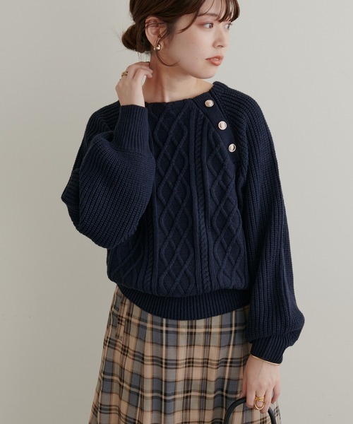 natural couture(ナチュラルクチュール)の「WEB限定/2022AWアイテム/レディーなスタイリングにおすすめ 釦デザインケーブルニット(ニット/セーター・レディース・ベージュ/ネイビー/ブラウン/オフホワイト/ブルー・FREE)」の12枚目の写真