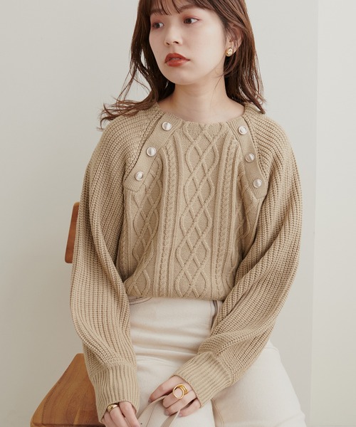 natural couture(ナチュラルクチュール)の「WEB限定/2022AWアイテム/レディーなスタイリングにおすすめ 釦デザインケーブルニット(ニット/セーター・レディース・ベージュ/ネイビー/ブラウン/オフホワイト/ブルー・FREE)」の11枚目の写真