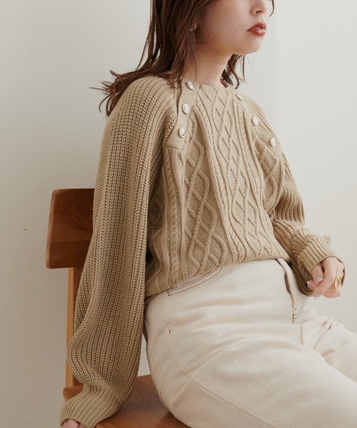 natural couture(ナチュラルクチュール)の「WEB限定/2022AWアイテム/レディーなスタイリングにおすすめ 釦デザインケーブルニット(ニット/セーター・レディース・ベージュ/ネイビー/ブラウン/オフホワイト/ブルー・FREE)」の15枚目の写真