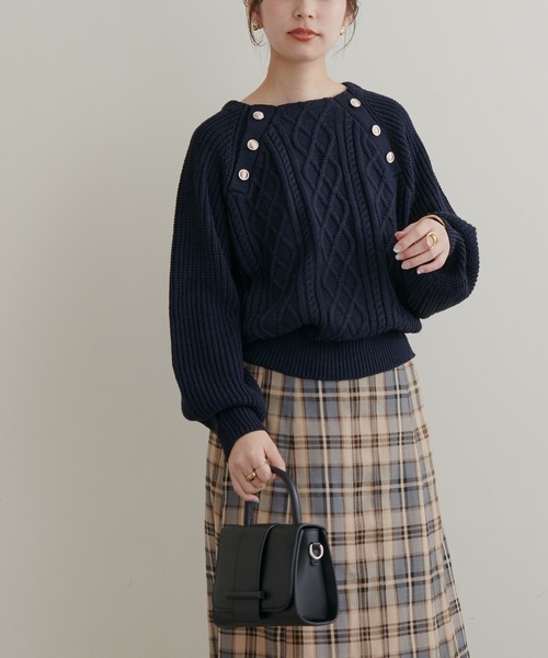 natural couture(ナチュラルクチュール)の「WEB限定/2022AWアイテム/レディーなスタイリングにおすすめ 釦デザインケーブルニット(ニット/セーター・レディース・ベージュ/ネイビー/ブラウン/オフホワイト/ブルー・FREE)」の8枚目の写真