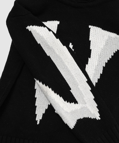 JW Anderson（ジェイダブリューアンダーソン）の「GOTHIC LOGO CHUNKY HOODIE（ニット/セーター・メンズ・ブラック系その他/ベージュ系その他・L）」の6枚目の写真