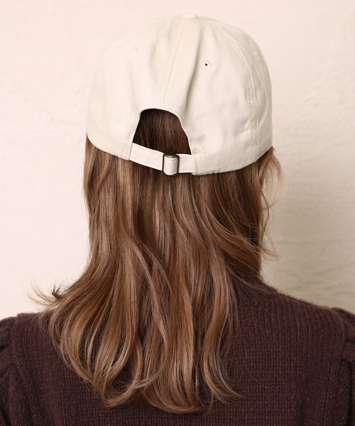 one after another NICE CLAUP（ワンアフターアナザーナイスクラップ）の「NCロゴ刺繍キャップ（キャップ・レディース・ダークブラウン/アイボリー/キャメル・FREE）」の6枚目の写真