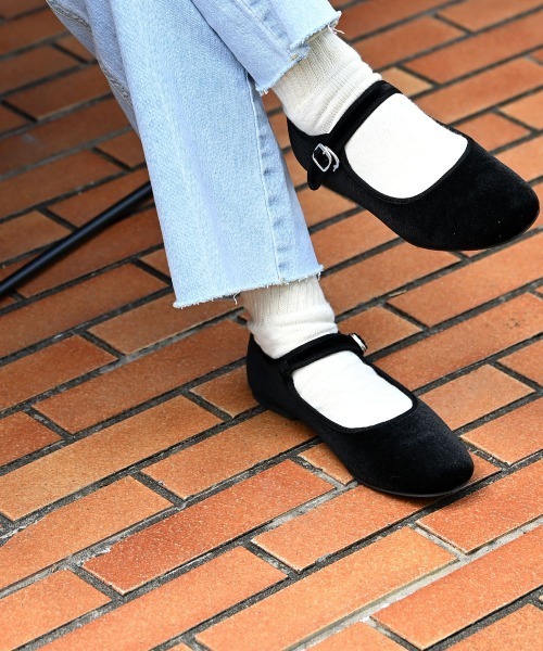 marjour（マージュール）の「VELOUR STRAP PUMPS（パンプス・レディース・ブラウン/ブラック・S/M/L/LL）」の2枚目の写真