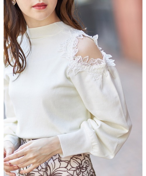 tocco closet(トッコ クローゼット)の「フラワーレース装飾オープンショルダーニットプルオーバー(ニット/セーター・レディース・ネイビー/オフホワイト/サックスブルー・M)」の2枚目の写真