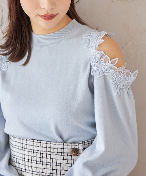 tocco closet(トッコ クローゼット)の「フラワーレース装飾オープンショルダーニットプルオーバー(ニット/セーター・レディース・ネイビー/オフホワイト/サックスブルー・M)」の3枚目の写真