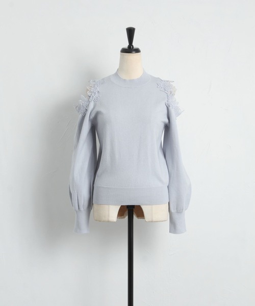 tocco closet(トッコ クローゼット)の「フラワーレース装飾オープンショルダーニットプルオーバー(ニット/セーター・レディース・ネイビー/オフホワイト/サックスブルー・M)」の19枚目の写真