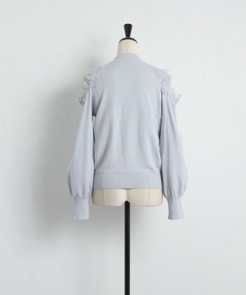 tocco closet(トッコ クローゼット)の「フラワーレース装飾オープンショルダーニットプルオーバー(ニット/セーター・レディース・ネイビー/オフホワイト/サックスブルー・M)」の21枚目の写真