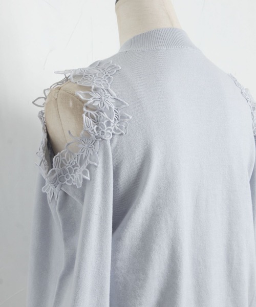tocco closet(トッコ クローゼット)の「フラワーレース装飾オープンショルダーニットプルオーバー(ニット/セーター・レディース・ネイビー/オフホワイト/サックスブルー・M)」の22枚目の写真