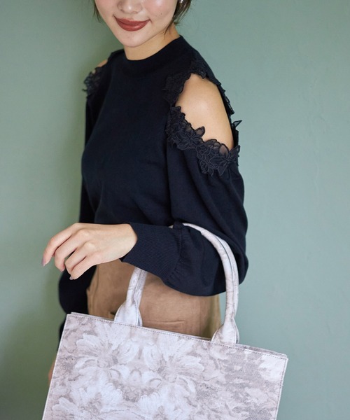 tocco closet(トッコ クローゼット)の「フラワーレース装飾オープンショルダーニットプルオーバー(ニット/セーター・レディース・ネイビー/オフホワイト/サックスブルー・M)」の11枚目の写真