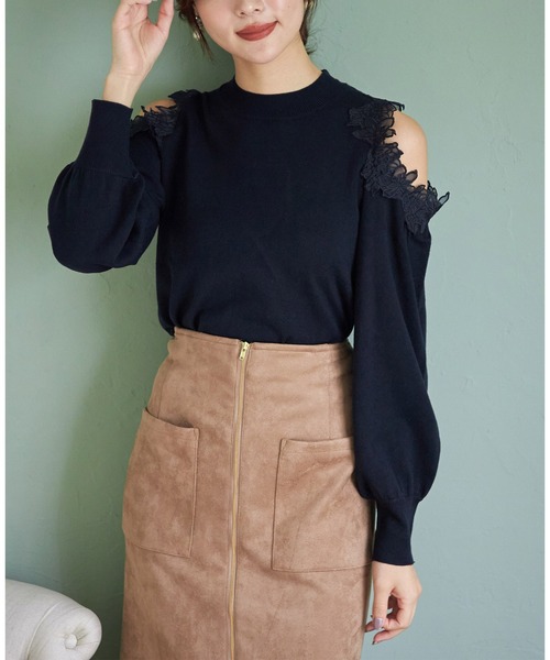 tocco closet(トッコ クローゼット)の「フラワーレース装飾オープンショルダーニットプルオーバー(ニット/セーター・レディース・ネイビー/オフホワイト/サックスブルー・M)」の10枚目の写真