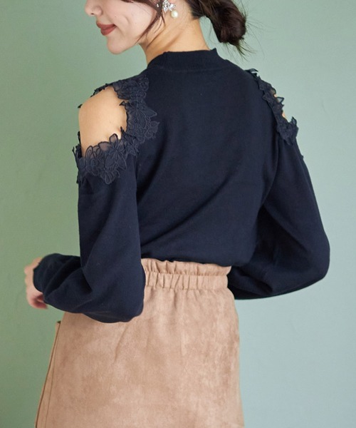 tocco closet(トッコ クローゼット)の「フラワーレース装飾オープンショルダーニットプルオーバー(ニット/セーター・レディース・ネイビー/オフホワイト/サックスブルー・M)」の12枚目の写真