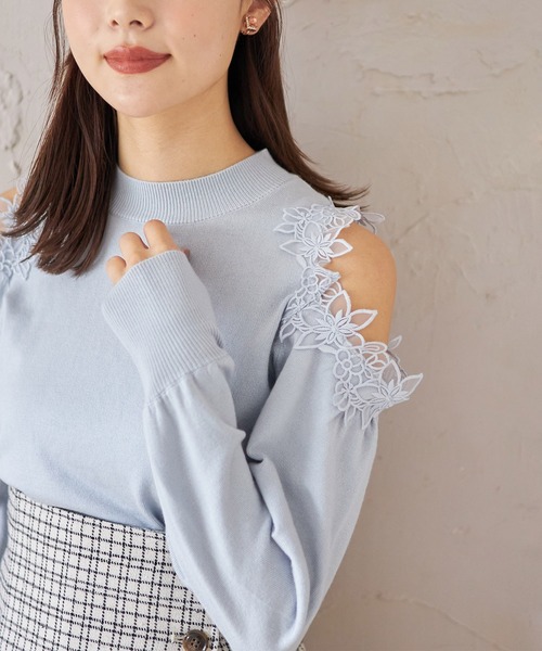 tocco closet(トッコ クローゼット)の「フラワーレース装飾オープンショルダーニットプルオーバー(ニット/セーター・レディース・ネイビー/オフホワイト/サックスブルー・M)」の15枚目の写真